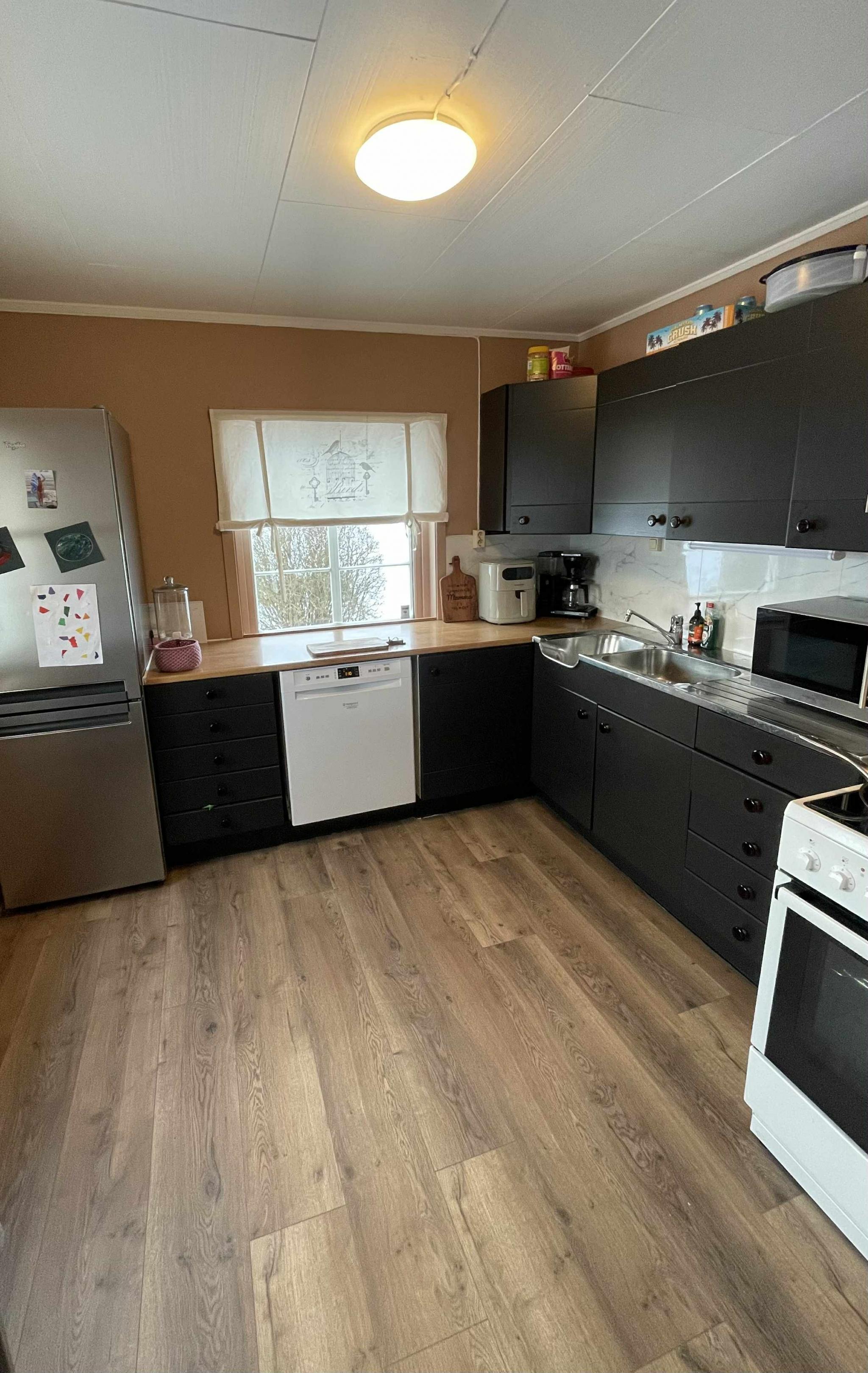 Kjøkkenet har original innredning, men denne er malt høst 2025. 